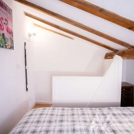 Caravel House 2 *